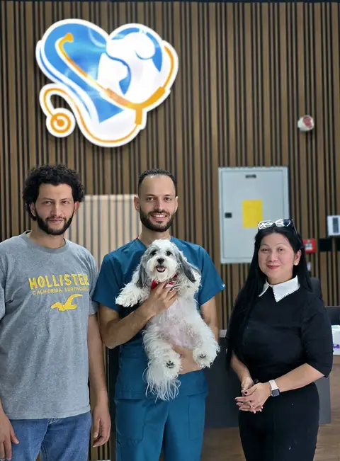 طبيب بتبوك مع عميل وكلبه بعد جلسة العناية